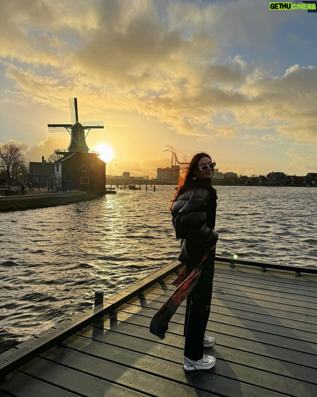 Ranee Campen Instagram - #amsterdamอัมเบรล่าพังไม่ไหว ไม่ใช่แค่ร่มที่พัง คนพังด้วย 555555 ปิดทริปจริงๆ ละจ้า 🌤️🚙💨🏡🚢🌾🛀🏻🗺️