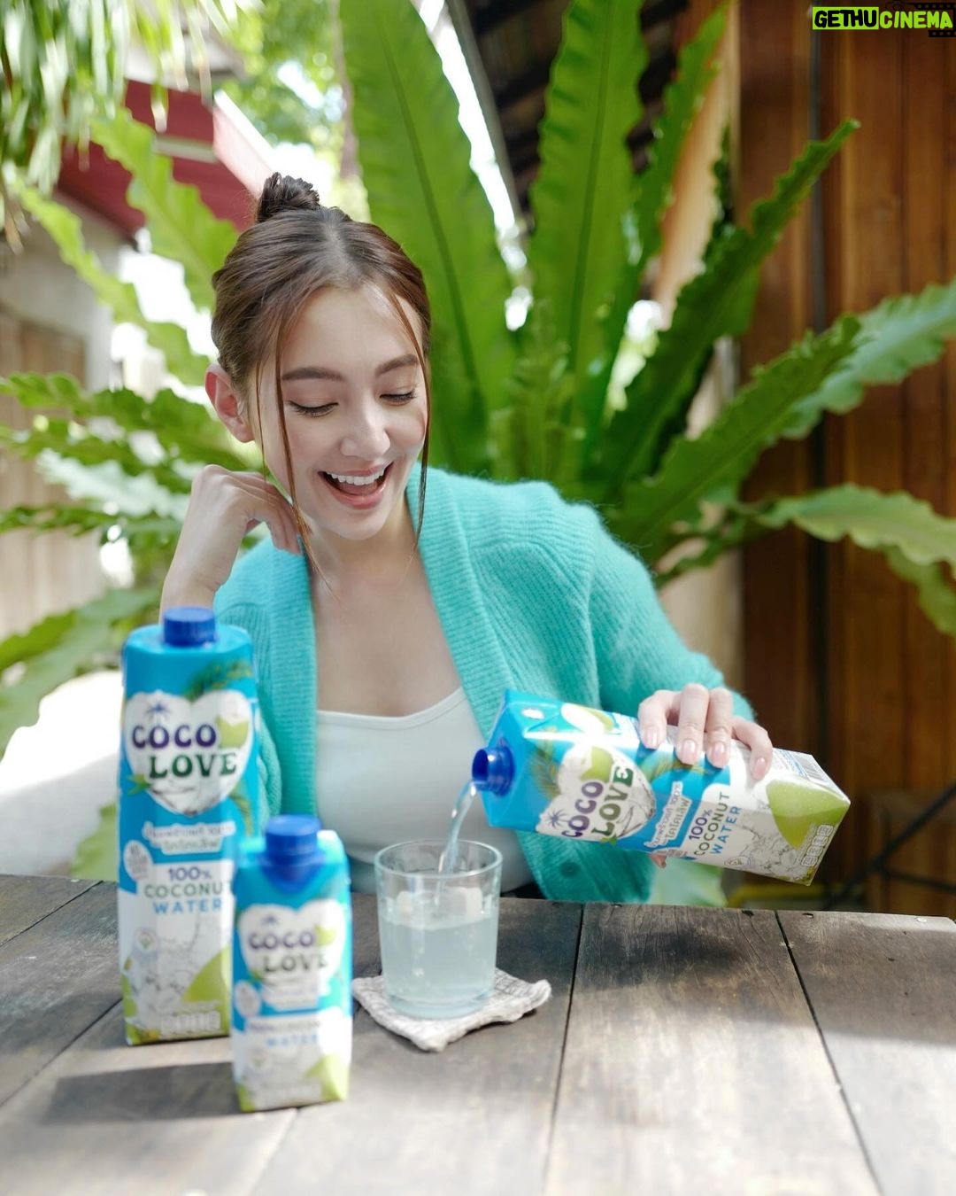 Ranee Campen Instagram - จะเหนื่อยล้าแค่ไหน เบลก็สดชื่นได้ เพราะดื่ม CocoLove🥥💙 CocoLove น้ำมะพร้าวแท้ 100% ไม่เติมน้ำตาล ช่วยเติมความสดชื่นระหว่างวัน มีประโยชน์ต่อสุขภาพ ลองแล้วเบลเลิฟเลยค่ะ😘 #เบลล่าเลิฟโคโคเลิฟ #โคโคเลิฟ #cocolove #น้ำมะพร้าว #น้ำมะพร้าวแท้100% #bellaxcocolove
