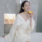 Ranee Campen Instagram - เคล็บลับผิวงามแบบแม่หญิง นี่เลยบีไนซ์ สบู่ก้อนคอลลาเจน กลิ่นเกรปฟรุตและส้ม🍊 สูตรใหม่ที่เพิ่ม Honey PHA (Natural BHA) ลดเลือนจุดด่างดำ ช่วยให้ผิวแลดูขาว มีออร่าวิ้งค์ๆ พร้อม Collagen 9 Complex ให้ผิวกระชับ เนียนเด้ง อย่าลืมไปลองกันนะ 🧡✨ #BeNiceCollagenSoap #BeNiceThailand