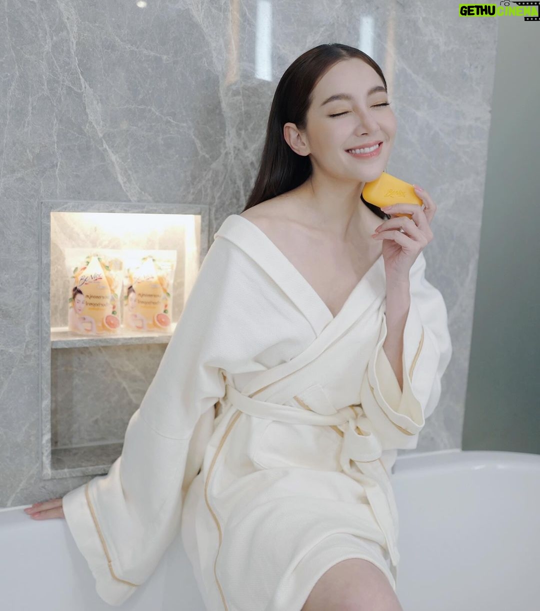 Ranee Campen Instagram - เคล็บลับผิวงามแบบแม่หญิง นี่เลยบีไนซ์ สบู่ก้อนคอลลาเจน กลิ่นเกรปฟรุตและส้ม🍊 สูตรใหม่ที่เพิ่ม Honey PHA (Natural BHA) ลดเลือนจุดด่างดำ ช่วยให้ผิวแลดูขาว มีออร่าวิ้งค์ๆ พร้อม Collagen 9 Complex ให้ผิวกระชับ เนียนเด้ง อย่าลืมไปลองกันนะ 🧡✨ #BeNiceCollagenSoap #BeNiceThailand