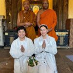 Ranee Campen Instagram – เป็นบุญที่ได้นำพาบุพการีมาพบพระรัตนตรัย เพื่อให้มีที่พึ่ง มีแก่นแห่งการดำเนินชีวิตที่เหลืออย่างดีที่สุด 🙏🏻🤍 Mahabodhi Temple, Bodhgaya