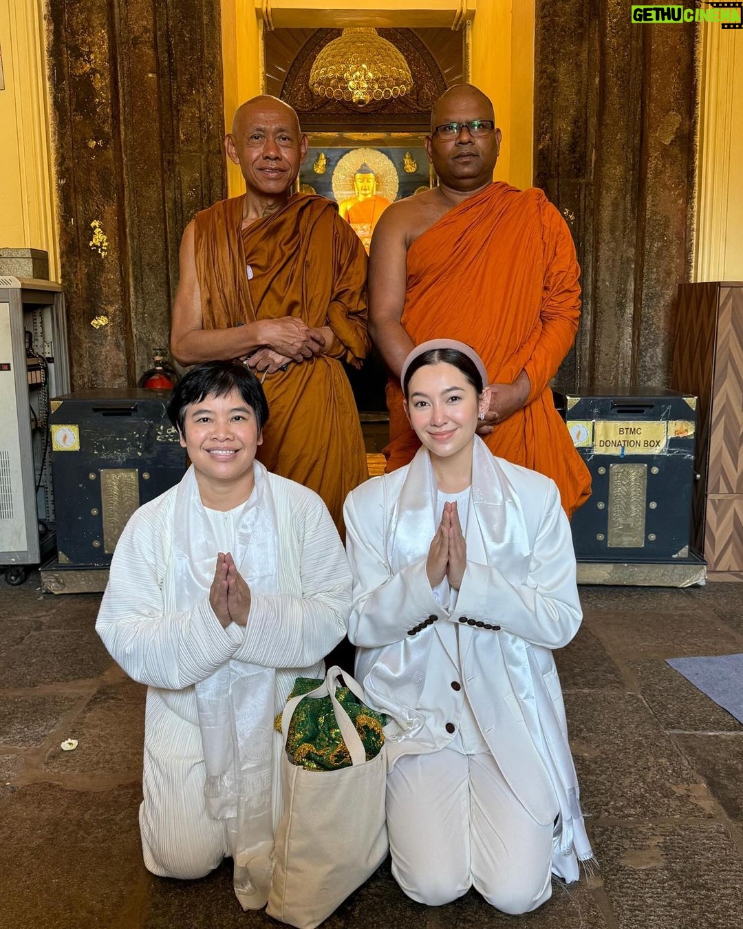 Ranee Campen Instagram - เป็นบุญที่ได้นำพาบุพการีมาพบพระรัตนตรัย เพื่อให้มีที่พึ่ง มีแก่นแห่งการดำเนินชีวิตที่เหลืออย่างดีที่สุด 🙏🏻🤍 Mahabodhi Temple, Bodhgaya