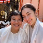 Ranee Campen Instagram – เป็นบุญที่ได้นำพาบุพการีมาพบพระรัตนตรัย เพื่อให้มีที่พึ่ง มีแก่นแห่งการดำเนินชีวิตที่เหลืออย่างดีที่สุด 🙏🏻🤍 Mahabodhi Temple, Bodhgaya