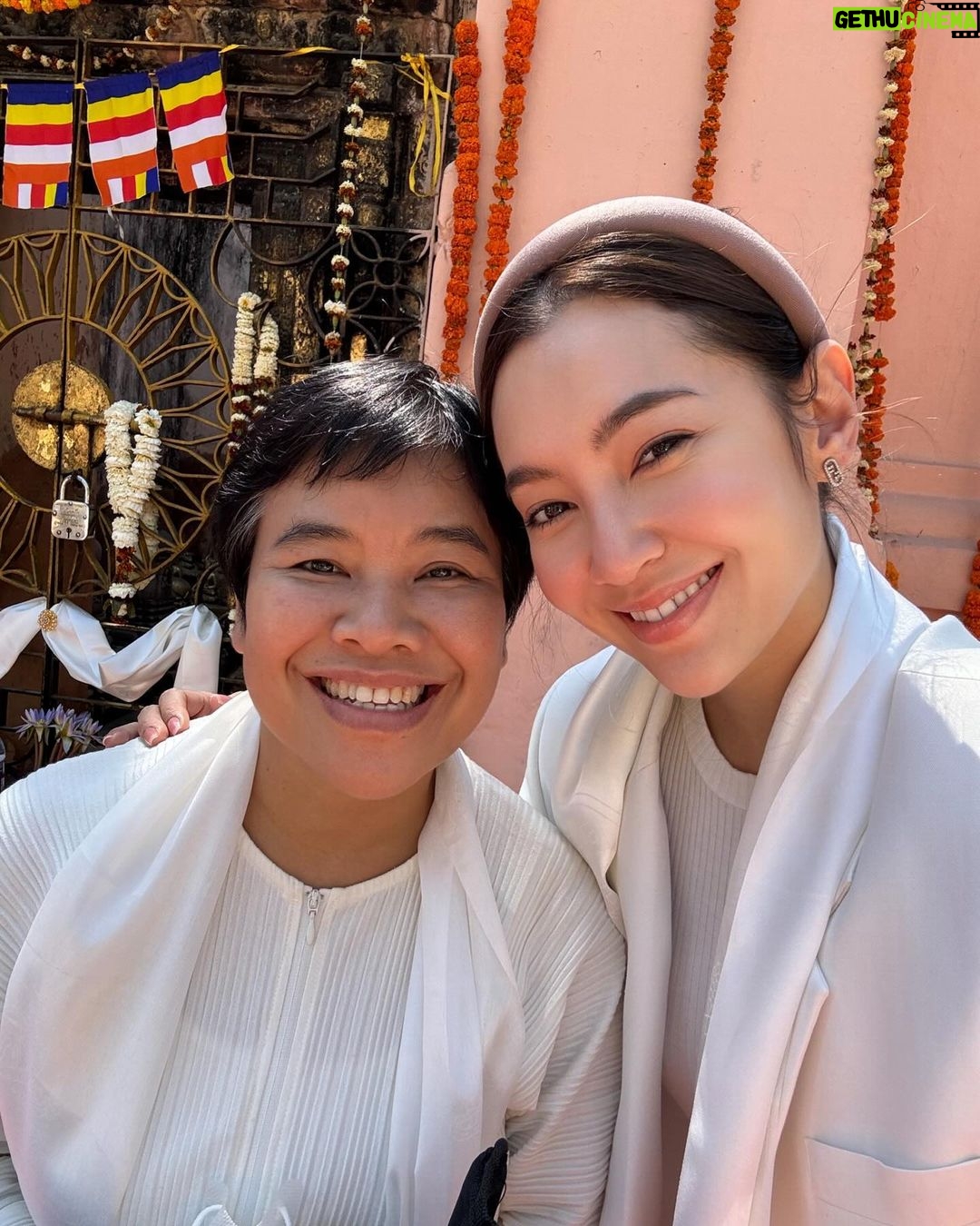 Ranee Campen Instagram - เป็นบุญที่ได้นำพาบุพการีมาพบพระรัตนตรัย เพื่อให้มีที่พึ่ง มีแก่นแห่งการดำเนินชีวิตที่เหลืออย่างดีที่สุด 🙏🏻🤍 Mahabodhi Temple, Bodhgaya