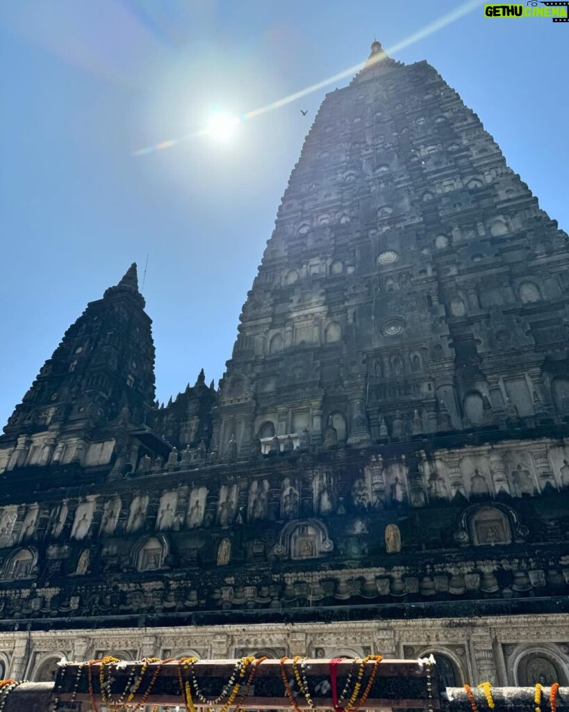 Ranee Campen Instagram - เป็นบุญที่ได้นำพาบุพการีมาพบพระรัตนตรัย เพื่อให้มีที่พึ่ง มีแก่นแห่งการดำเนินชีวิตที่เหลืออย่างดีที่สุด 🙏🏻🤍 Mahabodhi Temple, Bodhgaya