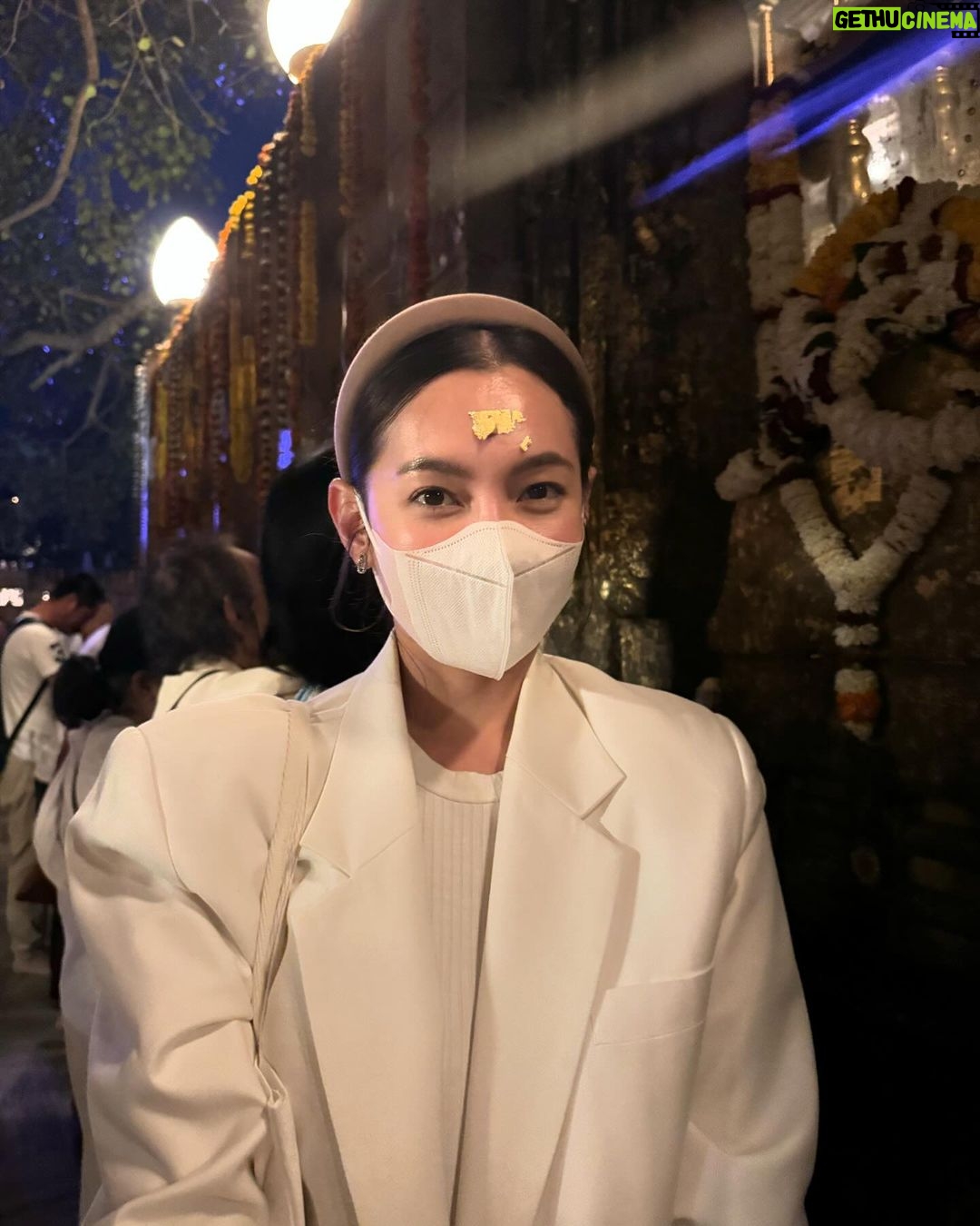 Ranee Campen Instagram - เป็นบุญที่ได้นำพาบุพการีมาพบพระรัตนตรัย เพื่อให้มีที่พึ่ง มีแก่นแห่งการดำเนินชีวิตที่เหลืออย่างดีที่สุด 🙏🏻🤍 Mahabodhi Temple, Bodhgaya