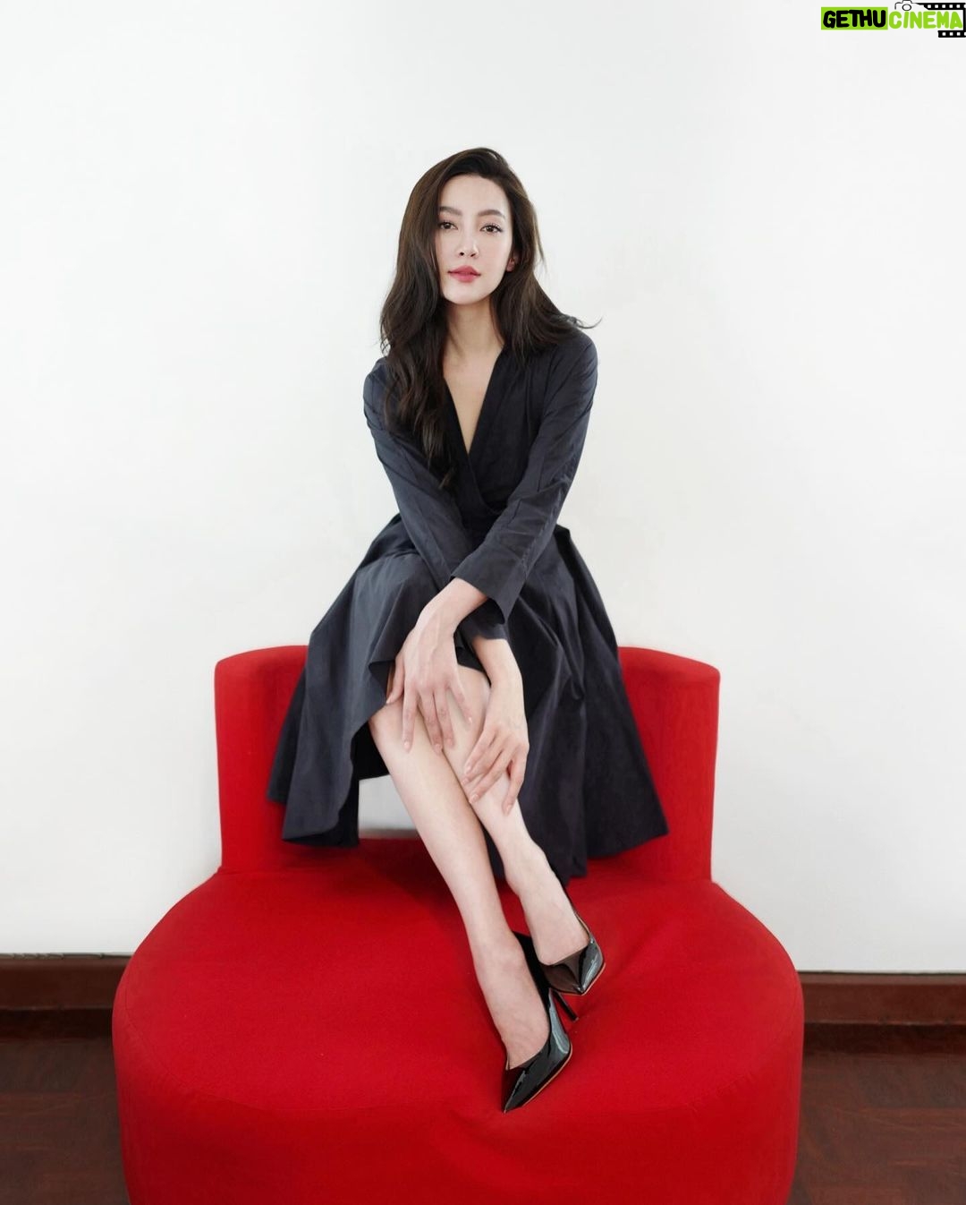Ranee Campen Instagram - มั่นใจทุกครั้งที่ใส่บาจา เชื่อว่าทุกคนรู้สึกถึงเอเนอร์จี้เหมือนเบลเสมอว่า I’m so beautiful to me☺️ ต้อนรับ International Women’s Day วันนี้เบลใส่รองเท้าส้นสูง Bata RED Collection มาในลุคสุดสตรอง และอยากชวนให้ทุกคน #empoweRED ก้าวไปข้างหน้าอย่างมั่นใจ ซึ่งรองเท้าส้นสูงเป็นเพื่อนคู่ใจที่เพิ่มความมั่นใจให้กับเบล บอกเลยว่ายิ่งใส่สบาย ยิ่งเดินไหล่ผาย นั่งหลังตรงอัตโนมัติ เสริมบุคลิกให้ลุคจึ้งได้ทุกวัน สาวๆ คนไหนกำลังตามหาไอเทมเสริมลุคเกิร์ลบอส เพิ่มความมั่นใจ ตามหากันได้ที่ @Batathailand นะคะ ❤️ #BataThailand #SurprisinglyBata #มีเบลล่าต้องมีบาจา