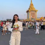 Ranee Campen Instagram - เมื่อวันก่อนเบลได้มีโอกาสไปกราบสักการะพระบรมสารีริกธาตุ และพระอรหันตธาตุของพระสารีบุตร และพระโมคคัลลานะ ที่อัญเชิญมาจากสาธารณรัฐอินเดีย นับว่าเป็นบุญใหญ่ในชีวิตเหลือเกิน🙏🏻 เบลขอชวนเชิญศาสนิกชน เข้ากราบสักการะกันนะคะ ได้ใกล้ชิดพระพุทธเจ้า และพระอัครสาวก ได้ระลึกถึงคุณงามความดีที่เคยทำไว้ รวมถึงได้น้อมนำบุญถวายแด่ท่าน เพื่อความเป็นสิริมงคลแก่ชีวิต และครอบครัว สำหรับคนกรุงเทพและภาคกลาง ณ มณฑลพิธีท้องสนามหลวง ถึงวันที่ 3 มีนาคมนี้ ตั้งแต่เวลา 9.00-21.00 น. ของทุกวัน ภาคเหนือ จ. เชียงใหม่ วันที่ 5-8 มีนาคม ภาคอีสาน จ. อุบลราชธานี วันที่ 10-13 มีนาคม และภาคใต้ จ. กระบี่ วันที่ 15-18 มีนาคม ขอร่วมอนุโมทนาบุญกับทุกท่านด้วยนะคะ 🤍