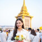 Ranee Campen Instagram - เมื่อวันก่อนเบลได้มีโอกาสไปกราบสักการะพระบรมสารีริกธาตุ และพระอรหันตธาตุของพระสารีบุตร และพระโมคคัลลานะ ที่อัญเชิญมาจากสาธารณรัฐอินเดีย นับว่าเป็นบุญใหญ่ในชีวิตเหลือเกิน🙏🏻 เบลขอชวนเชิญศาสนิกชน เข้ากราบสักการะกันนะคะ ได้ใกล้ชิดพระพุทธเจ้า และพระอัครสาวก ได้ระลึกถึงคุณงามความดีที่เคยทำไว้ รวมถึงได้น้อมนำบุญถวายแด่ท่าน เพื่อความเป็นสิริมงคลแก่ชีวิต และครอบครัว สำหรับคนกรุงเทพและภาคกลาง ณ มณฑลพิธีท้องสนามหลวง ถึงวันที่ 3 มีนาคมนี้ ตั้งแต่เวลา 9.00-21.00 น. ของทุกวัน ภาคเหนือ จ. เชียงใหม่ วันที่ 5-8 มีนาคม ภาคอีสาน จ. อุบลราชธานี วันที่ 10-13 มีนาคม และภาคใต้ จ. กระบี่ วันที่ 15-18 มีนาคม ขอร่วมอนุโมทนาบุญกับทุกท่านด้วยนะคะ 🤍