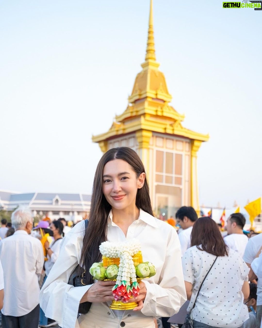 Ranee Campen Instagram - เมื่อวันก่อนเบลได้มีโอกาสไปกราบสักการะพระบรมสารีริกธาตุ และพระอรหันตธาตุของพระสารีบุตร และพระโมคคัลลานะ ที่อัญเชิญมาจากสาธารณรัฐอินเดีย นับว่าเป็นบุญใหญ่ในชีวิตเหลือเกิน🙏🏻 เบลขอชวนเชิญศาสนิกชน เข้ากราบสักการะกันนะคะ ได้ใกล้ชิดพระพุทธเจ้า และพระอัครสาวก ได้ระลึกถึงคุณงามความดีที่เคยทำไว้ รวมถึงได้น้อมนำบุญถวายแด่ท่าน เพื่อความเป็นสิริมงคลแก่ชีวิต และครอบครัว สำหรับคนกรุงเทพและภาคกลาง ณ มณฑลพิธีท้องสนามหลวง ถึงวันที่ 3 มีนาคมนี้ ตั้งแต่เวลา 9.00-21.00 น. ของทุกวัน ภาคเหนือ จ. เชียงใหม่ วันที่ 5-8 มีนาคม ภาคอีสาน จ. อุบลราชธานี วันที่ 10-13 มีนาคม และภาคใต้ จ. กระบี่ วันที่ 15-18 มีนาคม ขอร่วมอนุโมทนาบุญกับทุกท่านด้วยนะคะ 🤍