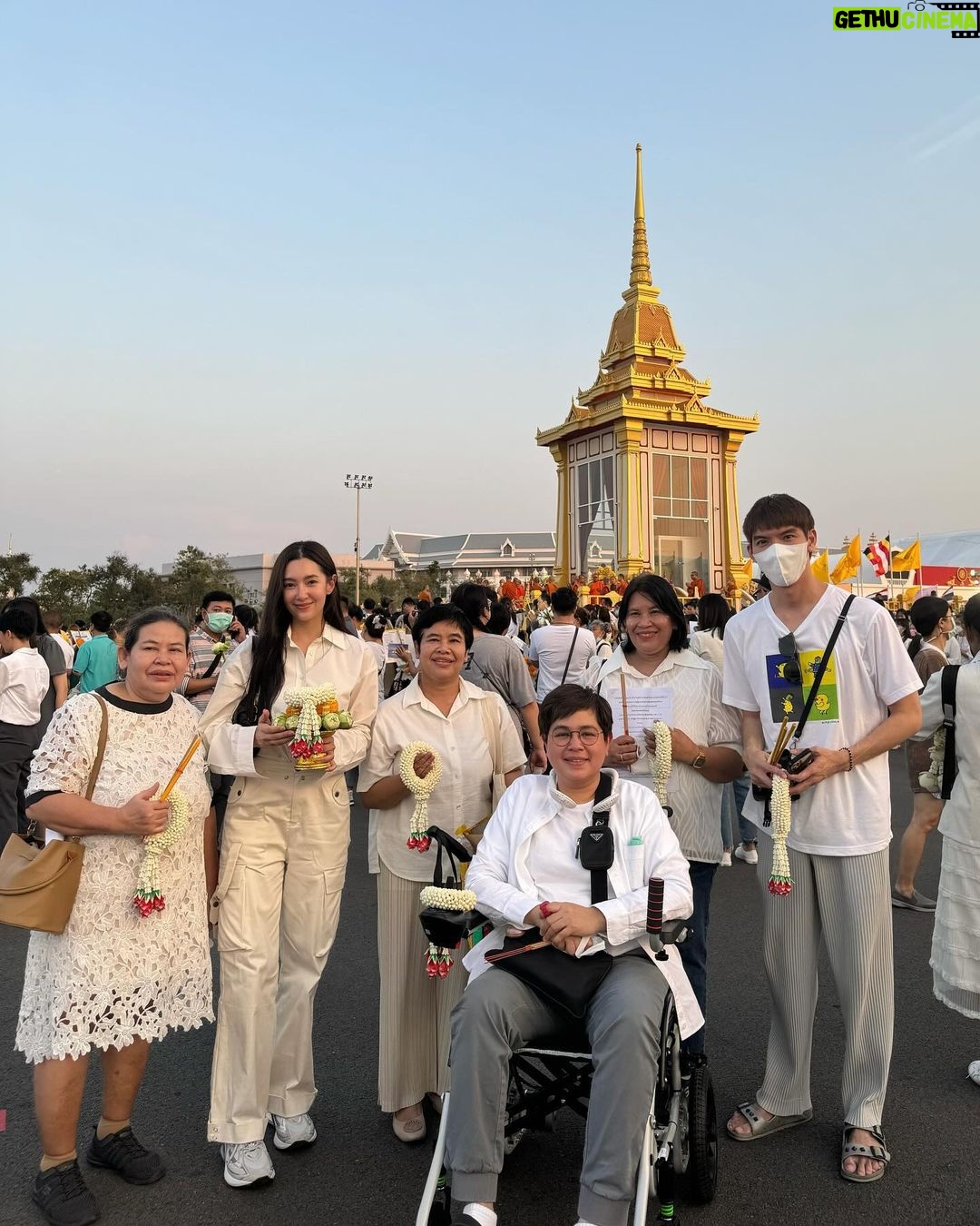 Ranee Campen Instagram - เมื่อวันก่อนเบลได้มีโอกาสไปกราบสักการะพระบรมสารีริกธาตุ และพระอรหันตธาตุของพระสารีบุตร และพระโมคคัลลานะ ที่อัญเชิญมาจากสาธารณรัฐอินเดีย นับว่าเป็นบุญใหญ่ในชีวิตเหลือเกิน🙏🏻 เบลขอชวนเชิญศาสนิกชน เข้ากราบสักการะกันนะคะ ได้ใกล้ชิดพระพุทธเจ้า และพระอัครสาวก ได้ระลึกถึงคุณงามความดีที่เคยทำไว้ รวมถึงได้น้อมนำบุญถวายแด่ท่าน เพื่อความเป็นสิริมงคลแก่ชีวิต และครอบครัว สำหรับคนกรุงเทพและภาคกลาง ณ มณฑลพิธีท้องสนามหลวง ถึงวันที่ 3 มีนาคมนี้ ตั้งแต่เวลา 9.00-21.00 น. ของทุกวัน ภาคเหนือ จ. เชียงใหม่ วันที่ 5-8 มีนาคม ภาคอีสาน จ. อุบลราชธานี วันที่ 10-13 มีนาคม และภาคใต้ จ. กระบี่ วันที่ 15-18 มีนาคม ขอร่วมอนุโมทนาบุญกับทุกท่านด้วยนะคะ 🤍