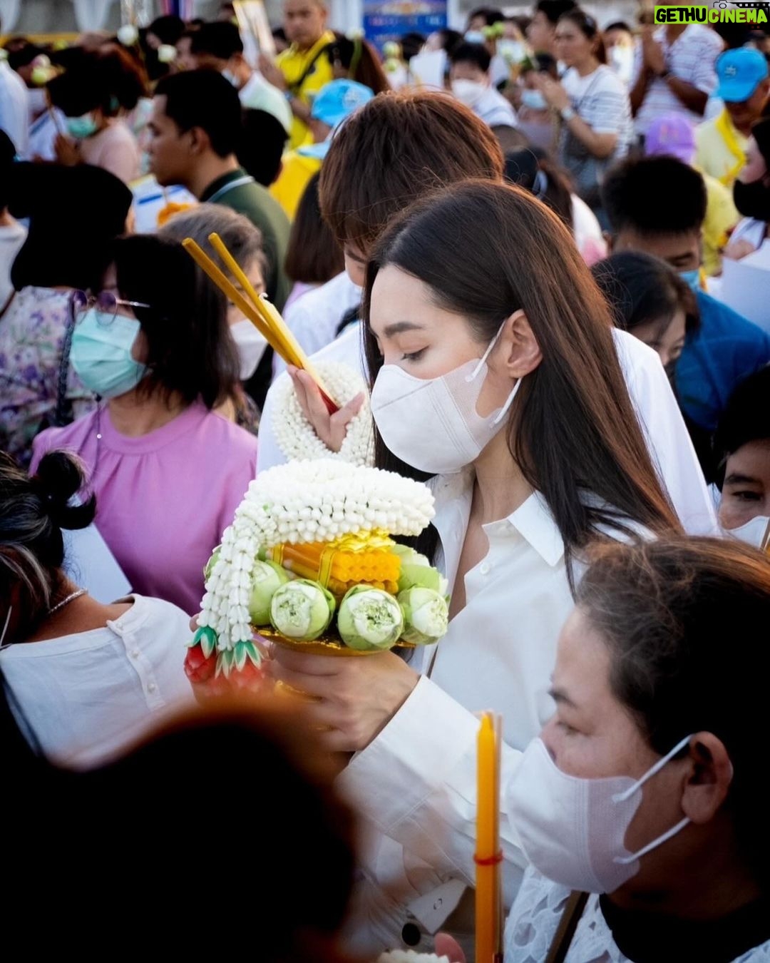 Ranee Campen Instagram - เมื่อวันก่อนเบลได้มีโอกาสไปกราบสักการะพระบรมสารีริกธาตุ และพระอรหันตธาตุของพระสารีบุตร และพระโมคคัลลานะ ที่อัญเชิญมาจากสาธารณรัฐอินเดีย นับว่าเป็นบุญใหญ่ในชีวิตเหลือเกิน🙏🏻 เบลขอชวนเชิญศาสนิกชน เข้ากราบสักการะกันนะคะ ได้ใกล้ชิดพระพุทธเจ้า และพระอัครสาวก ได้ระลึกถึงคุณงามความดีที่เคยทำไว้ รวมถึงได้น้อมนำบุญถวายแด่ท่าน เพื่อความเป็นสิริมงคลแก่ชีวิต และครอบครัว สำหรับคนกรุงเทพและภาคกลาง ณ มณฑลพิธีท้องสนามหลวง ถึงวันที่ 3 มีนาคมนี้ ตั้งแต่เวลา 9.00-21.00 น. ของทุกวัน ภาคเหนือ จ. เชียงใหม่ วันที่ 5-8 มีนาคม ภาคอีสาน จ. อุบลราชธานี วันที่ 10-13 มีนาคม และภาคใต้ จ. กระบี่ วันที่ 15-18 มีนาคม ขอร่วมอนุโมทนาบุญกับทุกท่านด้วยนะคะ 🤍