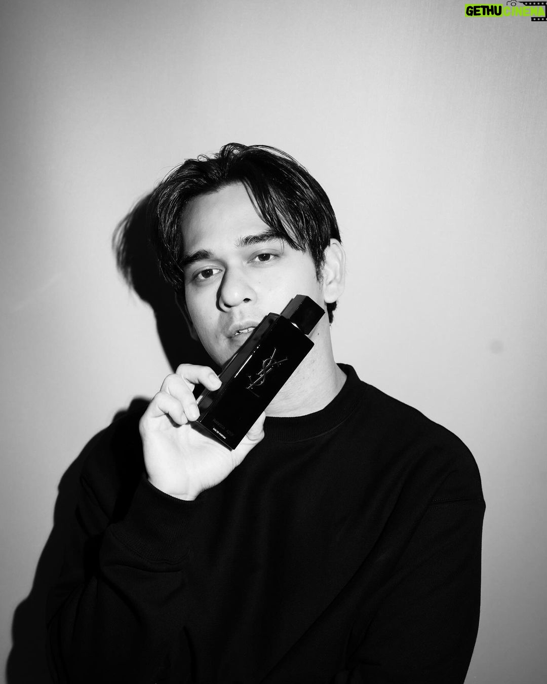 Rangga Azof Instagram - Banyak tantangan yang dilewati dalam proses mengenal diri sendiri. Hal yang terbilang mudah seperti mencintai dan menerima diri sendiri pun terkadang sulit dilakukan. Tapi aku yakin, mengekspresikan diri dengan bebas adalah salah satu kunci nya. Ekspresikan dirimu dengan masculine fragrance terbaru dari @yslbeauty dengan berbagai macam shades yang bisa kamu dapatkan di counter YSL Beauty, boutique, dan website yslbeauty.co.id. #YSLBeauty #YSLBeautyID #MYSLF