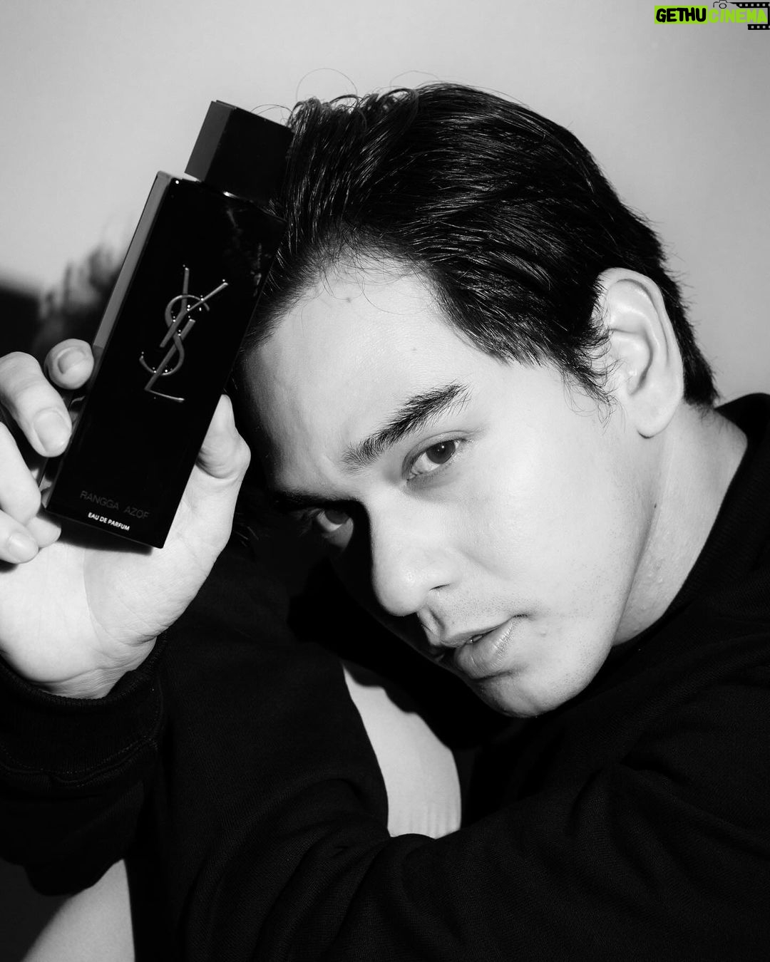 Rangga Azof Instagram - Banyak tantangan yang dilewati dalam proses mengenal diri sendiri. Hal yang terbilang mudah seperti mencintai dan menerima diri sendiri pun terkadang sulit dilakukan. Tapi aku yakin, mengekspresikan diri dengan bebas adalah salah satu kunci nya. Ekspresikan dirimu dengan masculine fragrance terbaru dari @yslbeauty dengan berbagai macam shades yang bisa kamu dapatkan di counter YSL Beauty, boutique, dan website yslbeauty.co.id. #YSLBeauty #YSLBeautyID #MYSLF