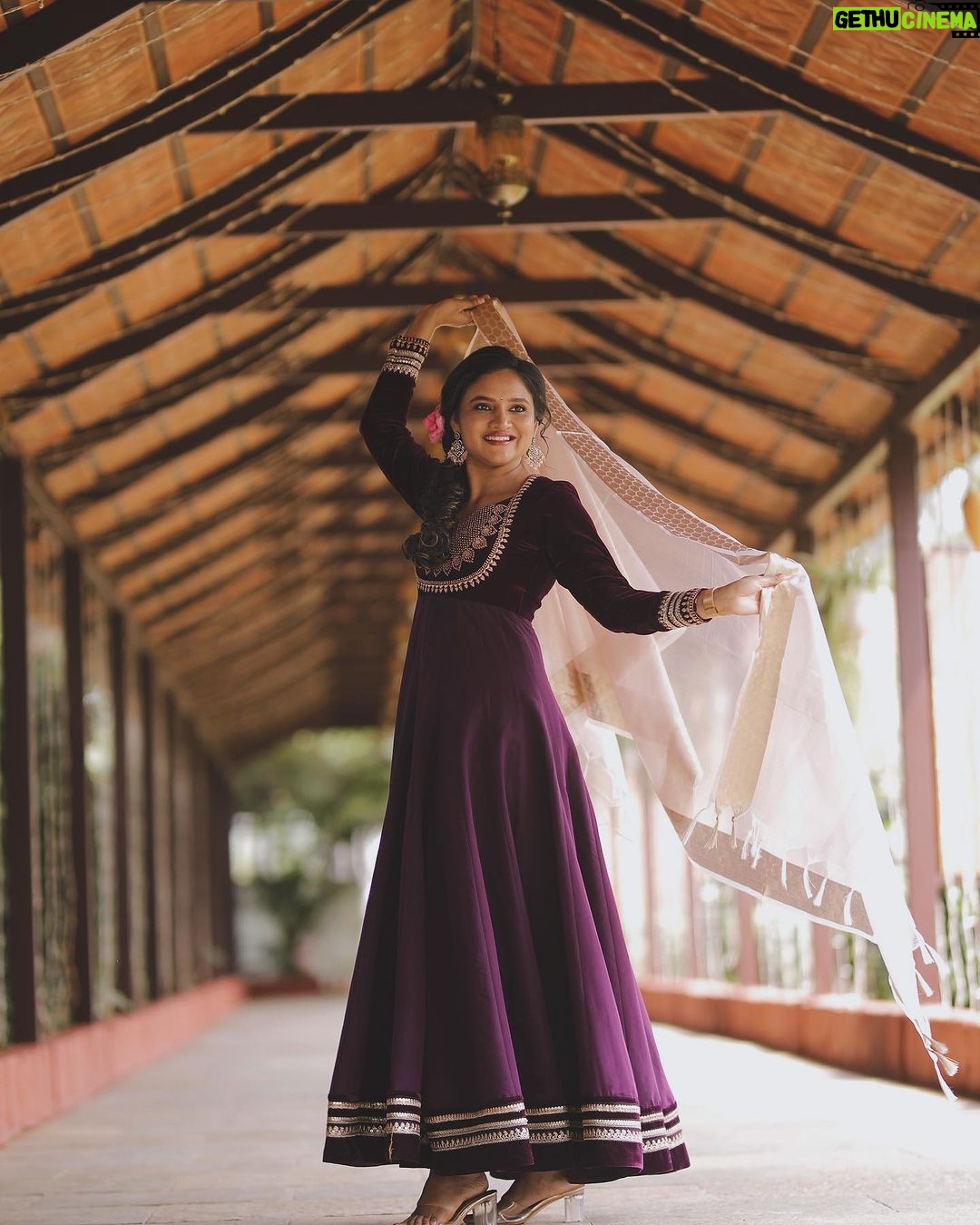 Ranjani Raghavan Instagram - ಇದೇನು ಪೋಸಾ.. ಇಲ್ಲ ಡಾನ್ಸಾ🤔 You decide 💜 Wearing- @seemasinghdesignstudio Photography - @kandys_moments MUA - @makeup.jyoti Hairdress @kavya_ashok_hairstylist Location - @__thebeginning__ The Beginning
