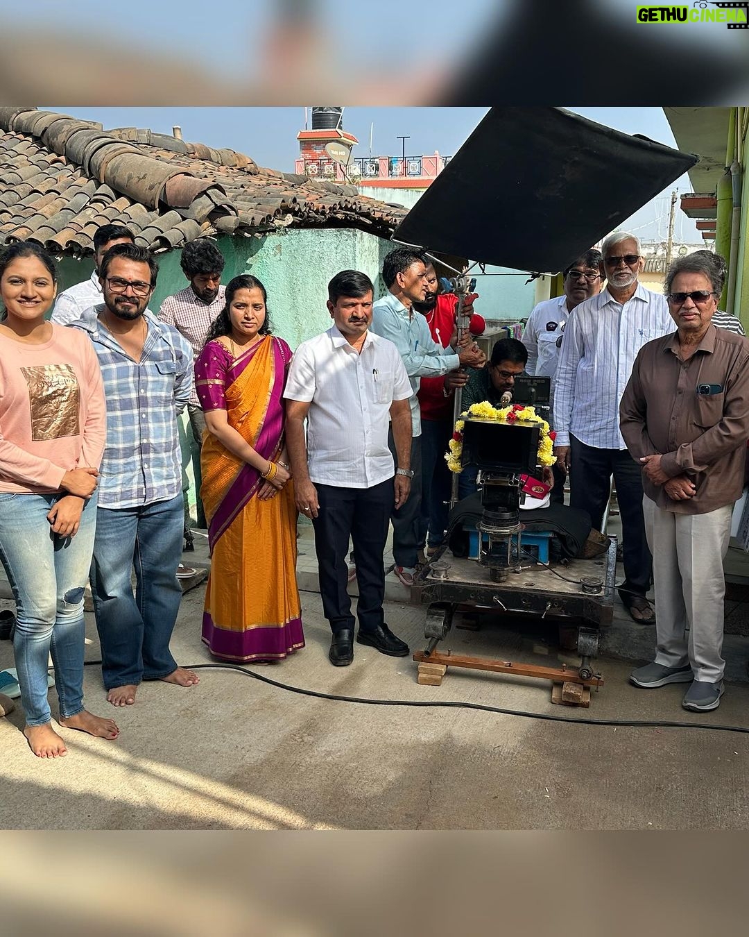 Ranjani Raghavan Instagram - ಖ್ಯಾತ ಸಾಹಿತಿ,ಅಧ್ಯಾಪಕರು, ಸಮಾಜವಾದಿ, ರಾಷ್ಟ್ರಪ್ರಶಸ್ತಿ ವಿಜೇತ ನಿರ್ದೇಶಕರು ಬರಗೂರು ರಾಮಚಂದ್ರಪ್ಪ ಅವರ ಚಿತ್ರದ ಕಥಾನಾಯಕಿಯಾಗಿ ಅಭಿನಯಿಸುತ್ತಿರೋ ಹೆಮ್ಮೆ, ಖುಷಿಯಲ್ಲಿ ನಾನು ಇಂದು.. ☺️ ವಿಜಯರಾಘವೇಂದ್ರ ಅವರೊಂದಿಗೆ ಎರಡನೇ ಬಾರಿ ತೆರೆಹಂಚಿಕೊಳ್ತಿರೋದು ಸಹ ಜಾಸ್ತಿ ಖುಷಿ 🌸 #firstdayshoot