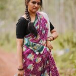 Ranjani Raghavan Instagram – ಸೂರ್ಯ ಬೆಳೆ ತಣಿಸಿ, ಬೆಳೆಗಳು ರಾರಾಜಿಸಿ,
ಕೃಷಿಕರ ಸಂತೋಷದ ಕೂಗು ಎಲ್ಲೆಲ್ಲೂ ಪಸರಿಸಲಿ
ಸಂಕ್ರಾಂತಿ ನಮ್ಮ ಆತ್ಮಗಳನ್ನು ಬಂಗಾರದ ಫಸಲಿನಿಂದ ಭರಿಸಲಿ
ಶ್ರಮ, ಸೂರ್ಯ ಹಾಗೂ ಹೇಳದ ಕಥೆಗಳ ಸಮ್ಮಿಳನ ನಮ್ಮೀ ಸಂಕ್ರಾಂತಿ 🌞🌾
ನನ್ ಈ ಲುಕ್ ಎಲ್ಲಾ ರೈತ ಮಕ್ಕಳಿಗೆ ಅರ್ಪಣೆ❤️
Clicked by @kandys_moments
