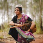 Ranjani Raghavan Instagram – ಸೂರ್ಯ ಬೆಳೆ ತಣಿಸಿ, ಬೆಳೆಗಳು ರಾರಾಜಿಸಿ,
ಕೃಷಿಕರ ಸಂತೋಷದ ಕೂಗು ಎಲ್ಲೆಲ್ಲೂ ಪಸರಿಸಲಿ
ಸಂಕ್ರಾಂತಿ ನಮ್ಮ ಆತ್ಮಗಳನ್ನು ಬಂಗಾರದ ಫಸಲಿನಿಂದ ಭರಿಸಲಿ
ಶ್ರಮ, ಸೂರ್ಯ ಹಾಗೂ ಹೇಳದ ಕಥೆಗಳ ಸಮ್ಮಿಳನ ನಮ್ಮೀ ಸಂಕ್ರಾಂತಿ 🌞🌾
ನನ್ ಈ ಲುಕ್ ಎಲ್ಲಾ ರೈತ ಮಕ್ಕಳಿಗೆ ಅರ್ಪಣೆ❤️
Clicked by @kandys_moments
