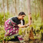 Ranjani Raghavan Instagram – ಸೂರ್ಯ ಬೆಳೆ ತಣಿಸಿ, ಬೆಳೆಗಳು ರಾರಾಜಿಸಿ,
ಕೃಷಿಕರ ಸಂತೋಷದ ಕೂಗು ಎಲ್ಲೆಲ್ಲೂ ಪಸರಿಸಲಿ
ಸಂಕ್ರಾಂತಿ ನಮ್ಮ ಆತ್ಮಗಳನ್ನು ಬಂಗಾರದ ಫಸಲಿನಿಂದ ಭರಿಸಲಿ
ಶ್ರಮ, ಸೂರ್ಯ ಹಾಗೂ ಹೇಳದ ಕಥೆಗಳ ಸಮ್ಮಿಳನ ನಮ್ಮೀ ಸಂಕ್ರಾಂತಿ 🌞🌾
ನನ್ ಈ ಲುಕ್ ಎಲ್ಲಾ ರೈತ ಮಕ್ಕಳಿಗೆ ಅರ್ಪಣೆ❤️
Clicked by @kandys_moments