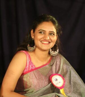 Ranjani Raghavan Instagram - ಕುಮಾರಿ ತುಳಸಿ ಹೆಗಡೆಯ ಯಕ್ಷಗಾನ, ಕಣ್ಣನ್ ಮಾಮನವರ ಪ್ರಾಸ ಸ್ವಾರಸ್ಯ. ಕನ್ನಡದ ಅಸ್ಮಿತೆಯಂತಿರೋ ಗಣ್ಯರು, ಸಜ್ಜನ ಸಭೆ ಎಲ್ಲಾ ಸೇರಿ ಶಿರಸಿಲ್ಲಿ ನಡೆದ
“ನಮ್ಮನೆ ಹಬ್ಬ” ಒಂದು ಮಾದರಿ ಕಾರ್ಯಕ್ರಮವಾಗಿತ್ತು😊