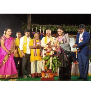 Ranjani Raghavan Instagram - ಕುಮಾರಿ ತುಳಸಿ ಹೆಗಡೆಯ ಯಕ್ಷಗಾನ, ಕಣ್ಣನ್ ಮಾಮನವರ ಪ್ರಾಸ ಸ್ವಾರಸ್ಯ. ಕನ್ನಡದ ಅಸ್ಮಿತೆಯಂತಿರೋ ಗಣ್ಯರು, ಸಜ್ಜನ ಸಭೆ ಎಲ್ಲಾ ಸೇರಿ ಶಿರಸಿಲ್ಲಿ ನಡೆದ
“ನಮ್ಮನೆ ಹಬ್ಬ” ಒಂದು ಮಾದರಿ ಕಾರ್ಯಕ್ರಮವಾಗಿತ್ತು😊