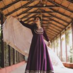 Ranjani Raghavan Instagram - ಇದೇನು ಪೋಸಾ.. ಇಲ್ಲ ಡಾನ್ಸಾ🤔 You decide 💜 Wearing- @seemasinghdesignstudio Photography - @kandys_moments MUA - @makeup.jyoti Hairdress @kavya_ashok_hairstylist Location - @__thebeginning__ The Beginning