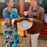 Ranjani Raghavan Instagram - ಖ್ಯಾತ ಸಾಹಿತಿ,ಅಧ್ಯಾಪಕರು, ಸಮಾಜವಾದಿ, ರಾಷ್ಟ್ರಪ್ರಶಸ್ತಿ ವಿಜೇತ ನಿರ್ದೇಶಕರು ಬರಗೂರು ರಾಮಚಂದ್ರಪ್ಪ ಅವರ ಚಿತ್ರದ ಕಥಾನಾಯಕಿಯಾಗಿ ಅಭಿನಯಿಸುತ್ತಿರೋ ಹೆಮ್ಮೆ, ಖುಷಿಯಲ್ಲಿ ನಾನು ಇಂದು.. ☺️ ವಿಜಯರಾಘವೇಂದ್ರ ಅವರೊಂದಿಗೆ ಎರಡನೇ ಬಾರಿ ತೆರೆಹಂಚಿಕೊಳ್ತಿರೋದು ಸಹ ಜಾಸ್ತಿ ಖುಷಿ 🌸 #firstdayshoot