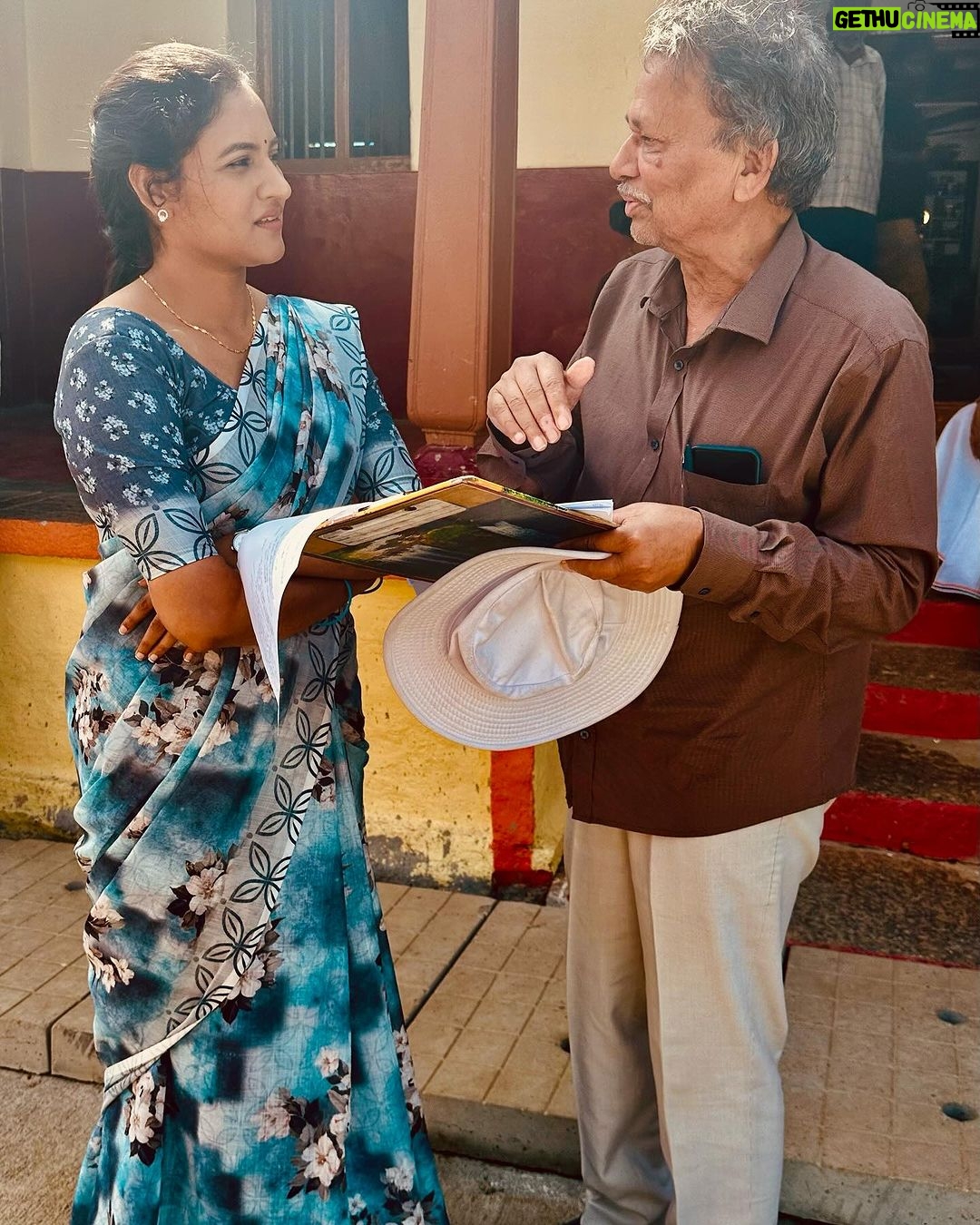 Ranjani Raghavan Instagram - ಖ್ಯಾತ ಸಾಹಿತಿ,ಅಧ್ಯಾಪಕರು, ಸಮಾಜವಾದಿ, ರಾಷ್ಟ್ರಪ್ರಶಸ್ತಿ ವಿಜೇತ ನಿರ್ದೇಶಕರು ಬರಗೂರು ರಾಮಚಂದ್ರಪ್ಪ ಅವರ ಚಿತ್ರದ ಕಥಾನಾಯಕಿಯಾಗಿ ಅಭಿನಯಿಸುತ್ತಿರೋ ಹೆಮ್ಮೆ, ಖುಷಿಯಲ್ಲಿ ನಾನು ಇಂದು.. ☺️ ವಿಜಯರಾಘವೇಂದ್ರ ಅವರೊಂದಿಗೆ ಎರಡನೇ ಬಾರಿ ತೆರೆಹಂಚಿಕೊಳ್ತಿರೋದು ಸಹ ಜಾಸ್ತಿ ಖುಷಿ 🌸 #firstdayshoot