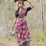 Ranjani Raghavan Instagram – ಸೂರ್ಯ ಬೆಳೆ ತಣಿಸಿ, ಬೆಳೆಗಳು ರಾರಾಜಿಸಿ,
ಕೃಷಿಕರ ಸಂತೋಷದ ಕೂಗು ಎಲ್ಲೆಲ್ಲೂ ಪಸರಿಸಲಿ
ಸಂಕ್ರಾಂತಿ ನಮ್ಮ ಆತ್ಮಗಳನ್ನು ಬಂಗಾರದ ಫಸಲಿನಿಂದ ಭರಿಸಲಿ
ಶ್ರಮ, ಸೂರ್ಯ ಹಾಗೂ ಹೇಳದ ಕಥೆಗಳ ಸಮ್ಮಿಳನ ನಮ್ಮೀ ಸಂಕ್ರಾಂತಿ 🌞🌾
ನನ್ ಈ ಲುಕ್ ಎಲ್ಲಾ ರೈತ ಮಕ್ಕಳಿಗೆ ಅರ್ಪಣೆ❤️
Clicked by @kandys_moments