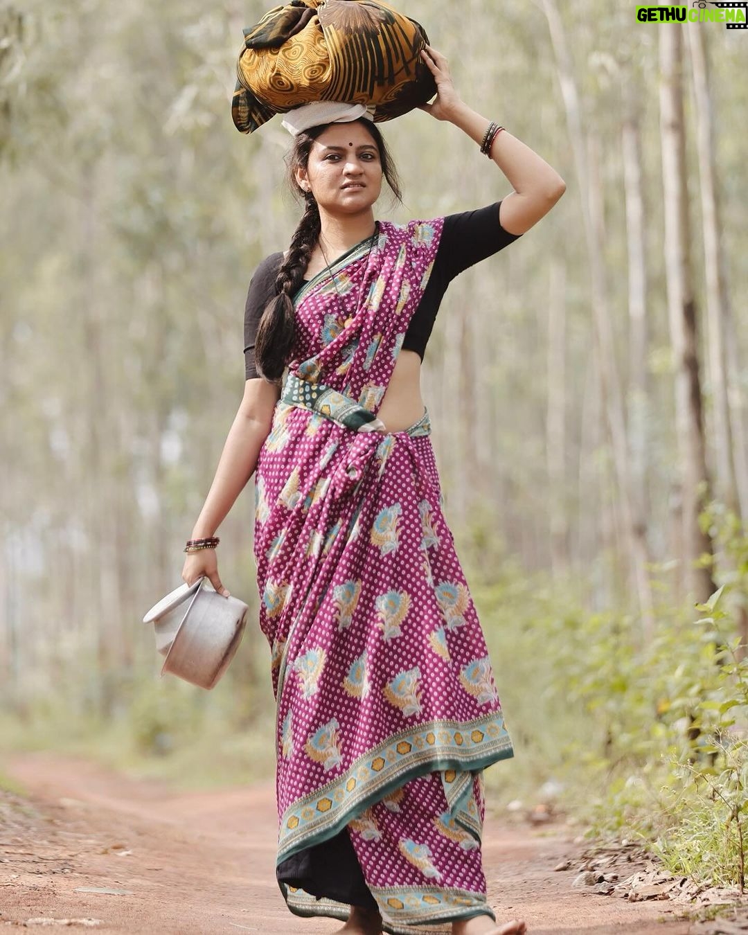 Ranjani Raghavan Instagram - ಸೂರ್ಯ ಬೆಳೆ ತಣಿಸಿ, ಬೆಳೆಗಳು ರಾರಾಜಿಸಿ, ಕೃಷಿಕರ ಸಂತೋಷದ ಕೂಗು ಎಲ್ಲೆಲ್ಲೂ ಪಸರಿಸಲಿ ಸಂಕ್ರಾಂತಿ ನಮ್ಮ ಆತ್ಮಗಳನ್ನು ಬಂಗಾರದ ಫಸಲಿನಿಂದ ಭರಿಸಲಿ ಶ್ರಮ, ಸೂರ್ಯ ಹಾಗೂ ಹೇಳದ ಕಥೆಗಳ ಸಮ್ಮಿಳನ ನಮ್ಮೀ ಸಂಕ್ರಾಂತಿ 🌞🌾 ನನ್ ಈ ಲುಕ್ ಎಲ್ಲಾ ರೈತ ಮಕ್ಕಳಿಗೆ ಅರ್ಪಣೆ❤️ Clicked by @kandys_moments