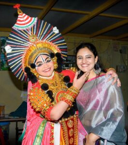 Ranjani Raghavan Instagram - ಕುಮಾರಿ ತುಳಸಿ ಹೆಗಡೆಯ ಯಕ್ಷಗಾನ, ಕಣ್ಣನ್ ಮಾಮನವರ ಪ್ರಾಸ ಸ್ವಾರಸ್ಯ. ಕನ್ನಡದ ಅಸ್ಮಿತೆಯಂತಿರೋ ಗಣ್ಯರು, ಸಜ್ಜನ ಸಭೆ ಎಲ್ಲಾ ಸೇರಿ ಶಿರಸಿಲ್ಲಿ ನಡೆದ “ನಮ್ಮನೆ ಹಬ್ಬ” ಒಂದು ಮಾದರಿ ಕಾರ್ಯಕ್ರಮವಾಗಿತ್ತು😊 Sirsi, Karnataka