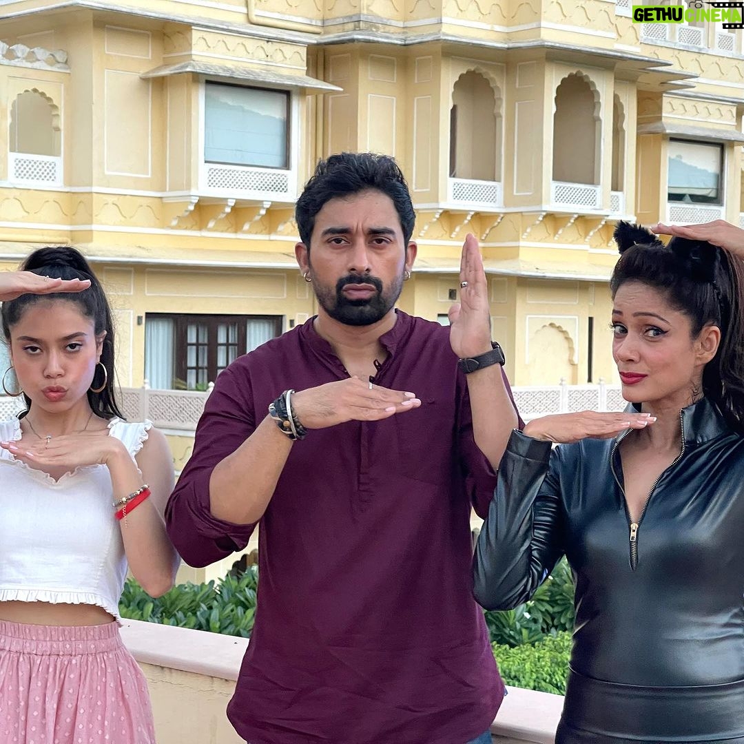Rannvijay Singha - 249.7K Likes - Season 3 #mismatched, First day of shoot for me.
In the past 2 seasons we have become family, waiting to meet all these crazy amazing beings to create a great season and awesome memories too!
We have had good times and we are grateful for them and thankful for all the love we have received.
God has been kind and hopefully will continue to be!
To another one π₯.
#satnamwaheguru ππΌπ