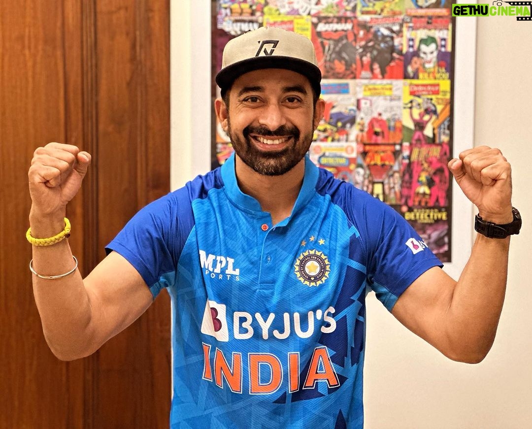 Rannvijay Singha - 53K Likes - Come on team India!
Runs are on the board now letβs defend it!
Singha household in full Josh and gear!
#worldcup