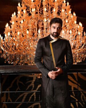 Rannvijay Singha Instagram - 🪔 ✨🖤🙏🏼

#satnamwaheguruੴ 🌑