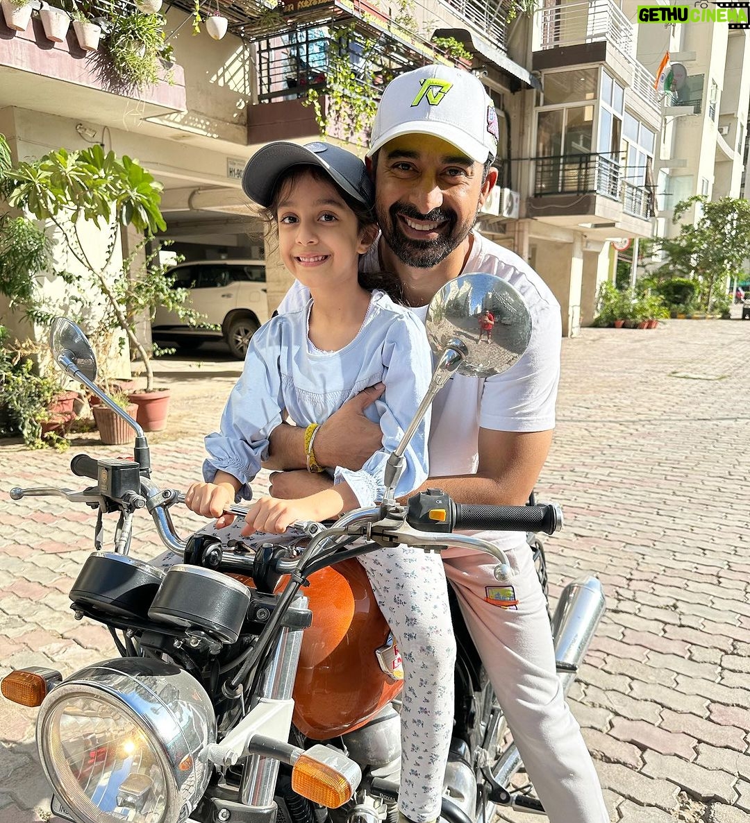 Rannvijay Singha - 64K Likes - The Apple doesnβt fall far from the tree.. she β€οΈ bikes!
#bikergirl #bikerboy #bikerdadanddaughter #squadrann @squadrann #girlpower #satnamwaheguruΰ©΄ ππΌπ