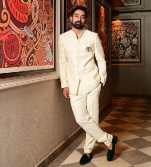 Rannvijay Singha Instagram - So proud of you @arjandugal , you are just killin it!
Wearing ur creations makes one feel special and I can feel the love you put into each piece.
Hope to catch up with you soon!
@dapper.menswear