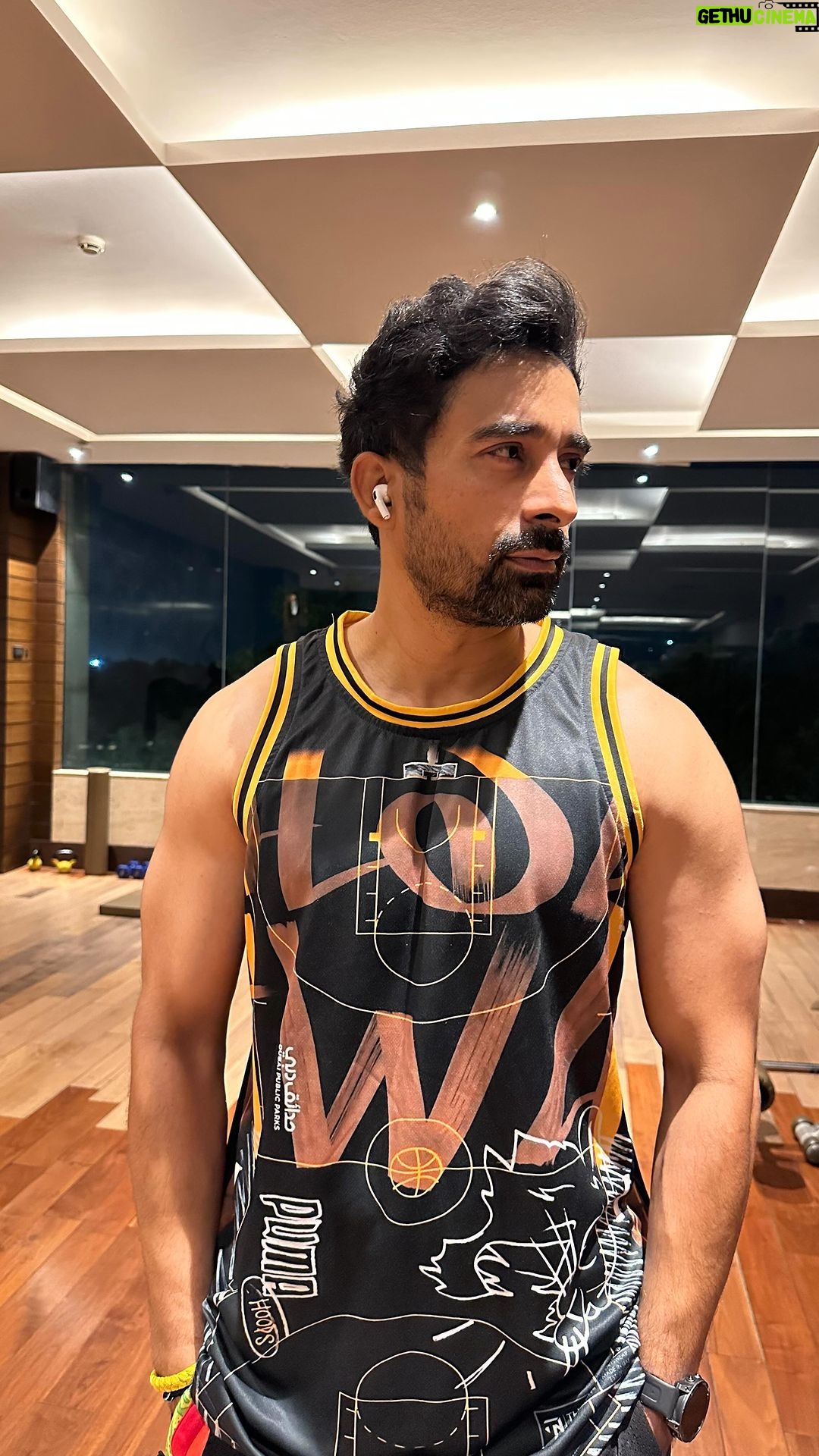 Rannvijay Singha Instagram - Do ur push ups,make a video, tag me and @uptime_nutrition , u may get a surprise! I do push ups anywhere at anytime , I don’t count it as a workout or a set or anything.. on stage, at work, in a park, in the middle of watching something… anytime anywhere. It has many benefits.. just do them. This was during the Promtotions of @realkabaddileague ! #stayfit #stayactive #stayhealthy #fitindia @uptime_nutrition