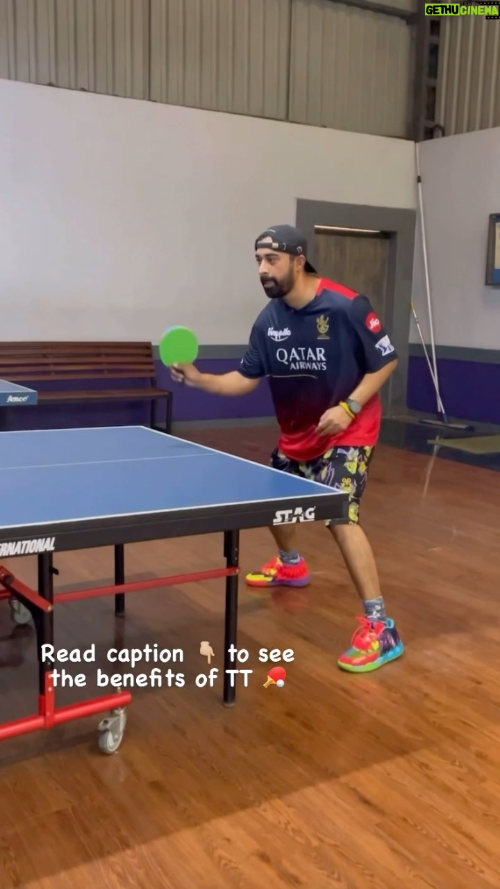 Rannvijay Singha Instagram - Table tennis can induce neuroplastic alterations in multiple brain networks including motor-related areas, visual cortex (in particular, visual motion area), and frontal regions, ultimately leading to improved sensorimotor and executive functions. Therefore, table tennis is an excellent physical activity for maintaining brain health. There is also accumulating evidence that these beneficial effects may prevent or delay cognitive decline and dementia in the elderly. Table tennis raises the heart rate, helps strengthen muscles, mobilises the joints and, importantly, sharpens reaction times and hugely improves hand-eye coordination. Thanks for the session @tanoay_ghosh