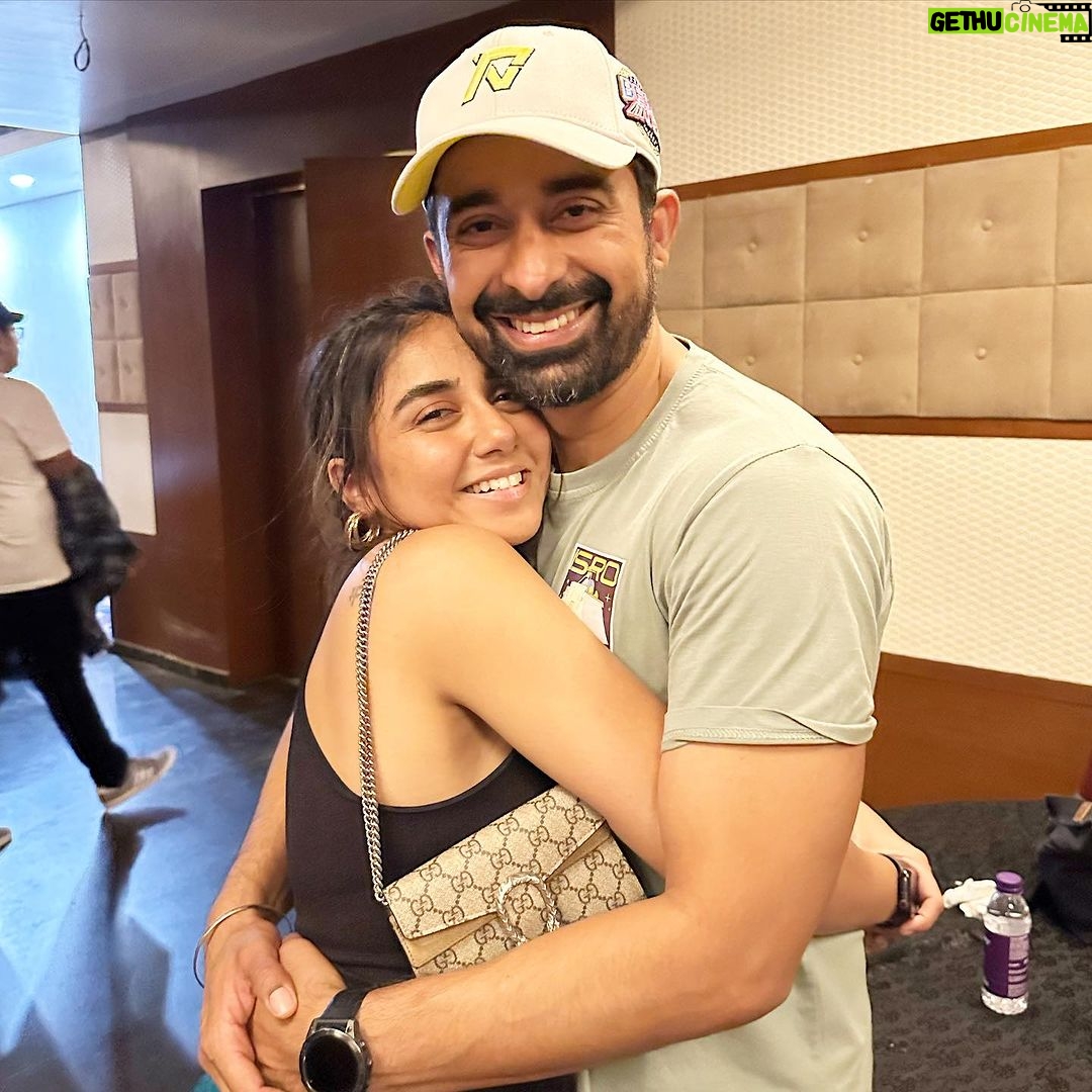 Rannvijay Singha - 137.5K Likes - When #sidsir met Dimple and Rishi.
#mismatched #netflix