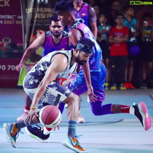 Rannvijay Singha Instagram - #ballislife 🏀 Thanks to @abcfitnessfirm we are building a basketball community in the young ones! #playsports #stayactive #stayfit