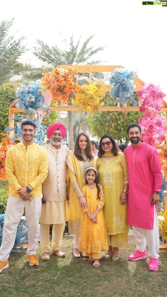 Rannvijay Singha Instagram - What an amazing and fun #mehndi ! @lego_nimay @vaishnavinimay you guys are ❤️. As Indians we are so blessed to have so many cultures, traditions and celebrations! Weddings are one of the best places to see two families, two religions, two cultures and two people become one and celebrate it! For every person on the planet attending an Indian wedding is a must! #greatindianweddings @vaishnavinimay #satnamwaheguru 🙏🏼🌑