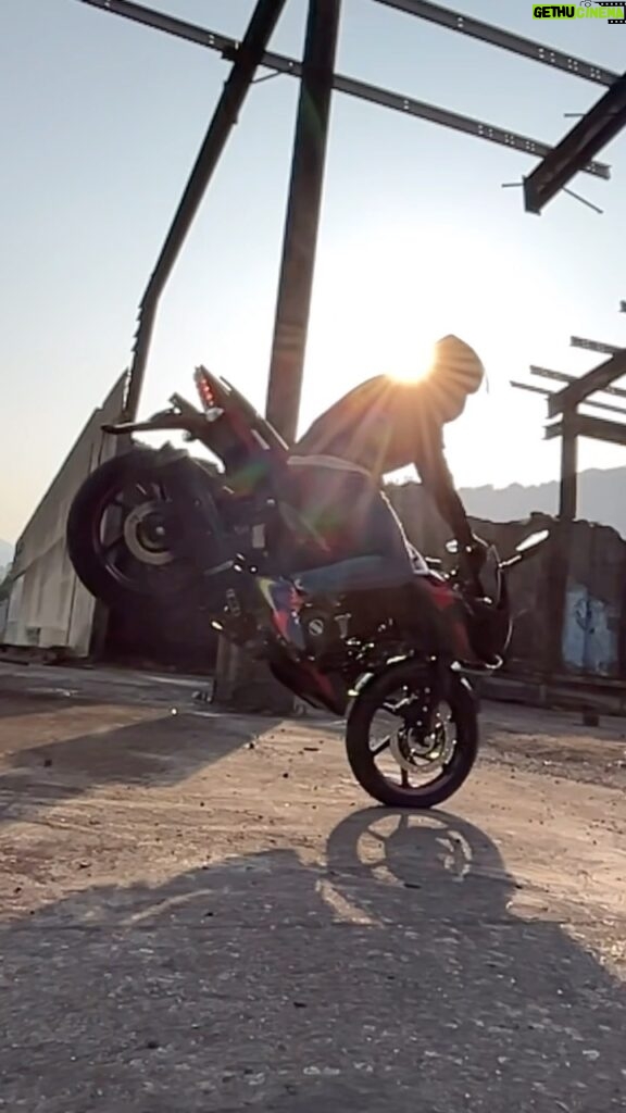 Rannvijay Singha Instagram - What do you think my favorite motorcycle stunt is? Also what’s yours? #donttrythisathome🚫 #ridesafe #wearahelmet #wearyourgear #stuntrider #borntoride #backtobasics #bikerboy