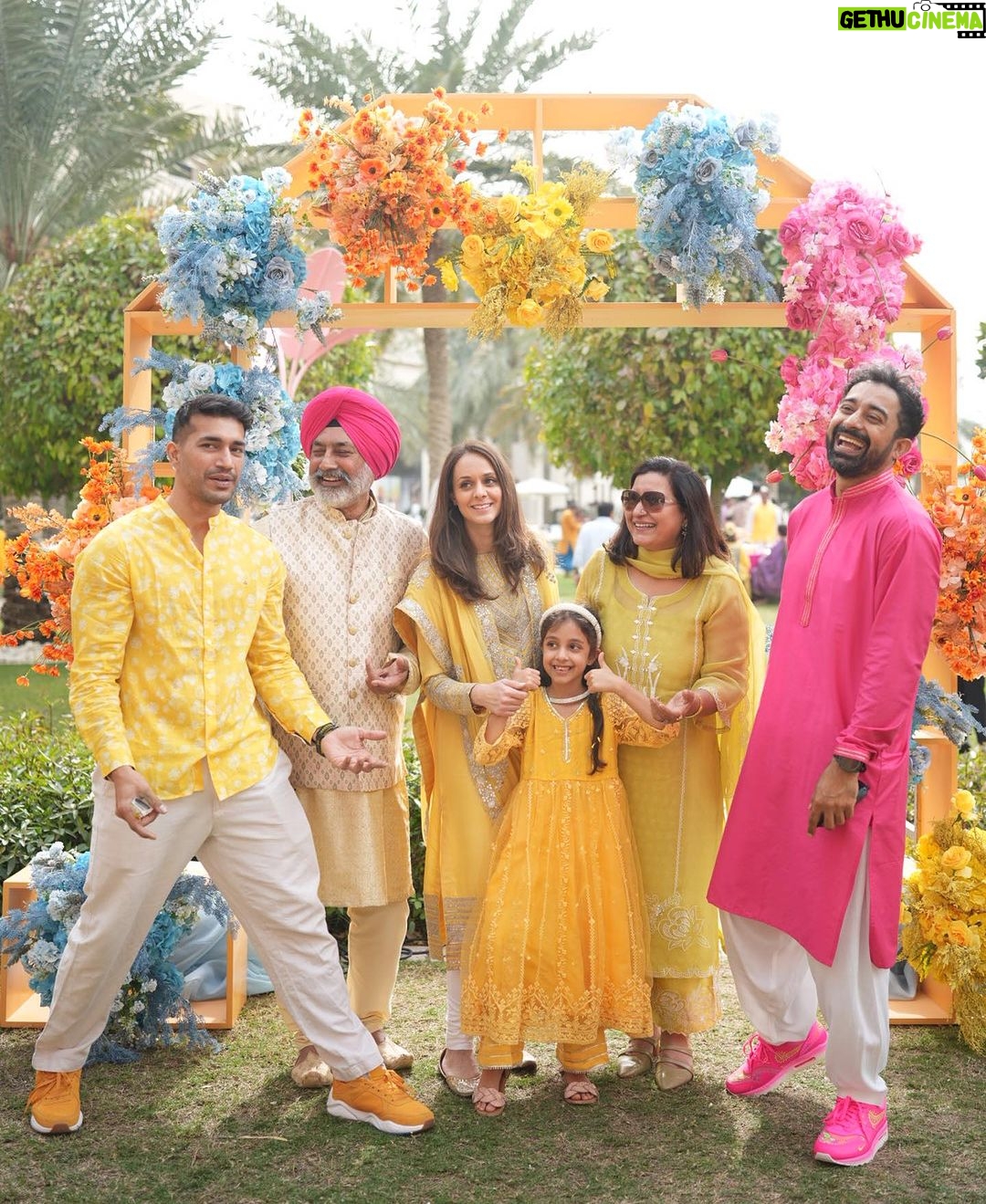 Rannvijay Singha - 108.9K Likes - #family #blessed #grateful
@vaishnavinimay wedding.
πΈ- @harishyogi_
#satnamwaheguru ππΌπ