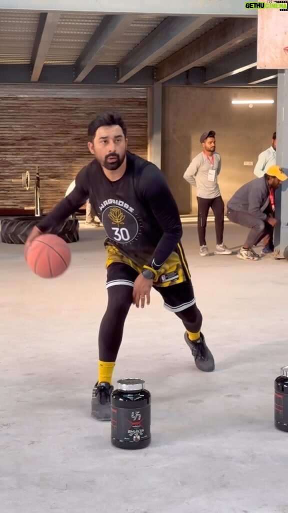 Rannvijay Singha Instagram - When your work is actually playing.. bts from the @uptime_nutrition shoot, I love when brands and companies believe in the passions of the ambassador and then everything seems real,organic and obviously believable. 💪🏻 #satnamwaheguruੴ 🙏🏼🌑 #blessed #grateful #baller #ballislife @squadrann @starballersindia