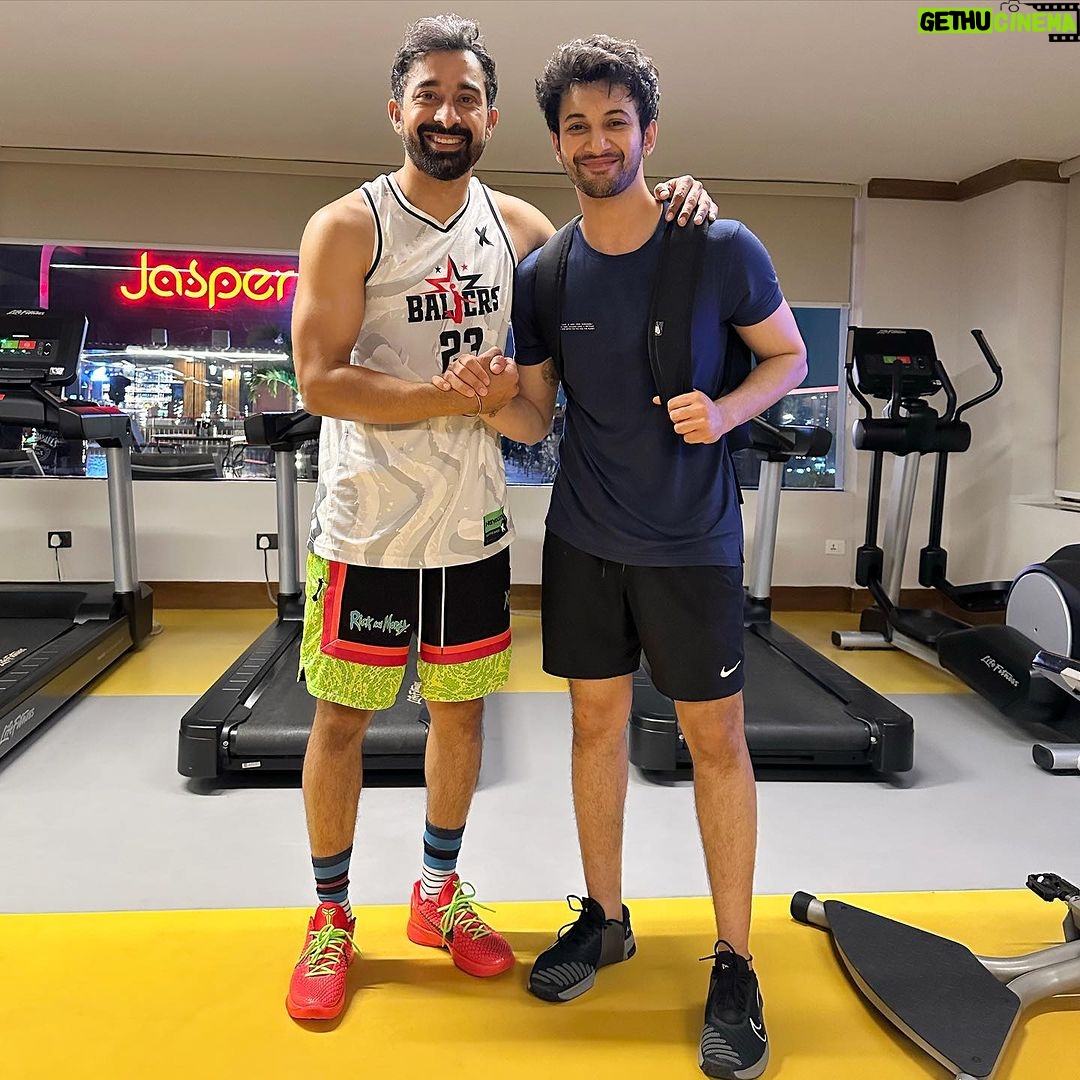 Rannvijay Singha - 137.5K Likes - When #sidsir met Dimple and Rishi.
#mismatched #netflix