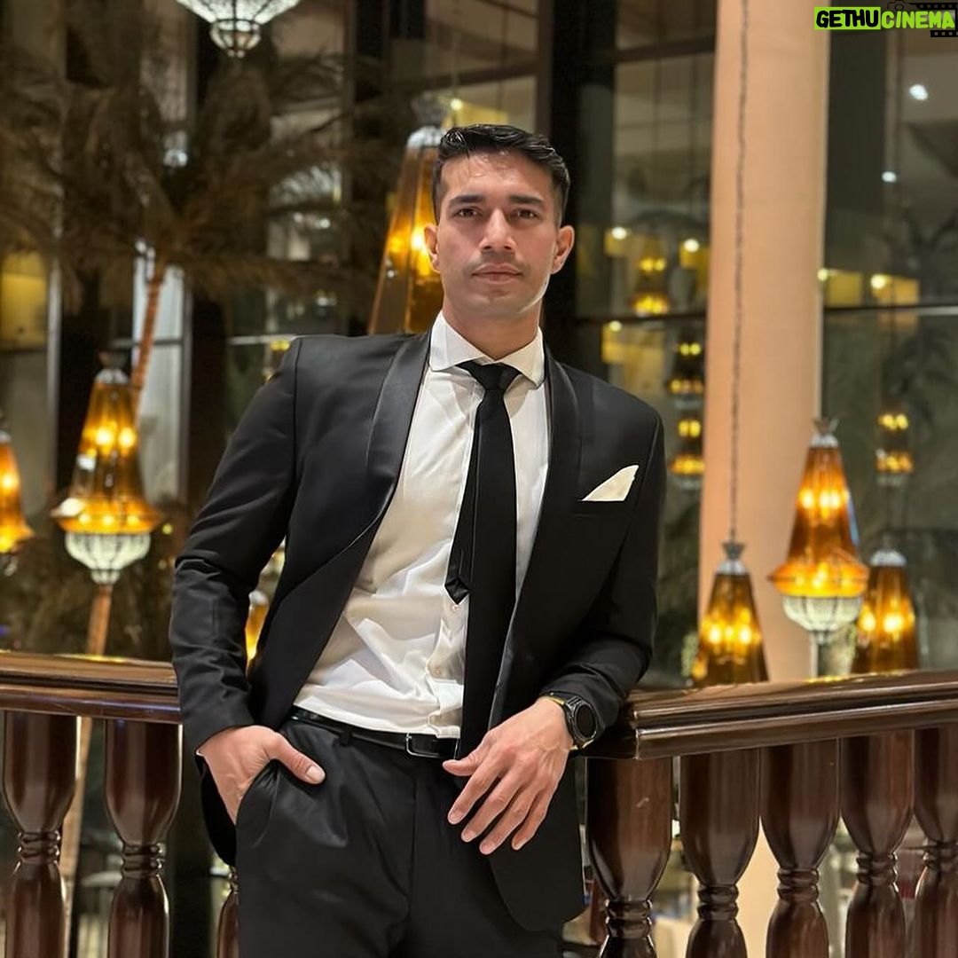 Rannvijay Singha - 74.9K Likes - Boys be wearing suits and writing motivational quotes in the captions, just go to the wedding bro π€΅ββοΈ