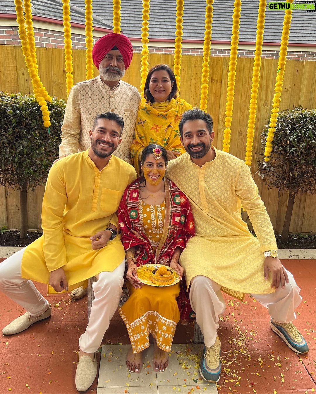Rannvijay Singha - 134.6K Likes - I love wearing Indian clothes and obviously with #sneakers !
Swipe β¬
οΈ to see Last few fits , which one is your favorite fit? #indianwear #fashion #whatdafit
Share ur Indian wear pics with #whatdafit !
π
1. TIFFANY & CO. X AIR FORCE 1 LOW β1837β
2. Nike Air Max 1 PRM βDia De Muertosβ
3. REEBOK CLUB C 85 - 35TH ANNIVERSARY
4. Nike Air Max 1/97 βSean Wotherspoonβ
5. Travis Scott x Air Jordan 1 Low OG βReverse Mochaβ
6. ASICS Menβs Japan S Sneaker white/midnight
7. Travis Scott x Air Jordan 1 Low βBlack Phantom
8. Air Jordan 3 βKnicksβ
9. Air Jordan 1 Low βShattered Backboardβ
10. JORDAN 1 LOW FRAGMENT DESIGN X TRAVIS SCOTT
#sneakerdon #sneakerheadsindia