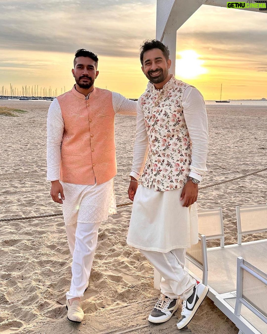 Rannvijay Singha - 134.6K Likes - I love wearing Indian clothes and obviously with #sneakers !
Swipe β¬
οΈ to see Last few fits , which one is your favorite fit? #indianwear #fashion #whatdafit
Share ur Indian wear pics with #whatdafit !
π
1. TIFFANY & CO. X AIR FORCE 1 LOW β1837β
2. Nike Air Max 1 PRM βDia De Muertosβ
3. REEBOK CLUB C 85 - 35TH ANNIVERSARY
4. Nike Air Max 1/97 βSean Wotherspoonβ
5. Travis Scott x Air Jordan 1 Low OG βReverse Mochaβ
6. ASICS Menβs Japan S Sneaker white/midnight
7. Travis Scott x Air Jordan 1 Low βBlack Phantom
8. Air Jordan 3 βKnicksβ
9. Air Jordan 1 Low βShattered Backboardβ
10. JORDAN 1 LOW FRAGMENT DESIGN X TRAVIS SCOTT
#sneakerdon #sneakerheadsindia