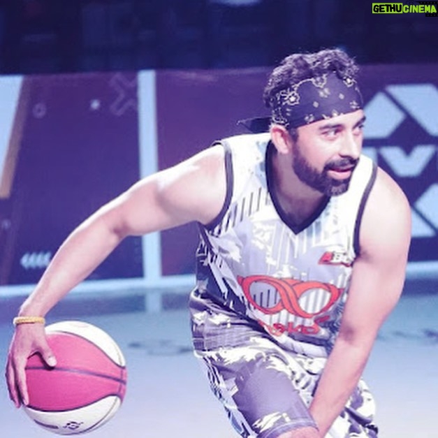 Rannvijay Singha Instagram - #ballislife 🏀 Thanks to @abcfitnessfirm we are building a basketball community in the young ones! #playsports #stayactive #stayfit