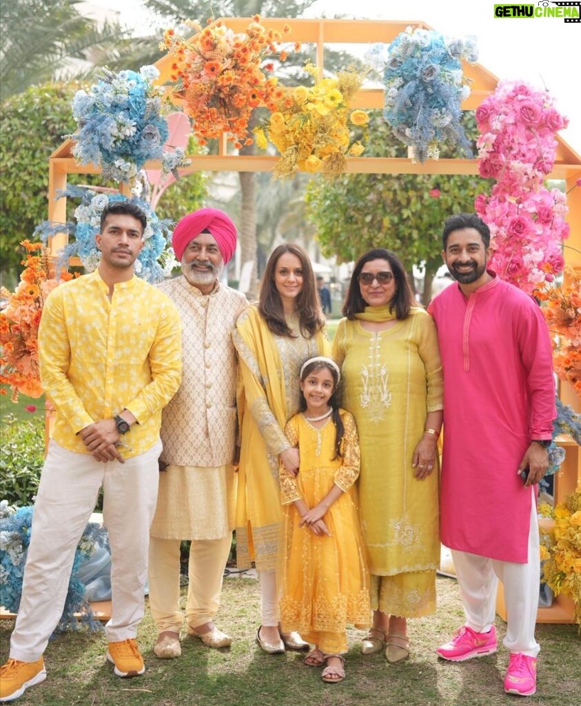 Rannvijay Singha Instagram - #family #blessed #grateful @vaishnavinimay wedding. 📸- @harishyogi_ #satnamwaheguru 🙏🏼🌑 Bahrain